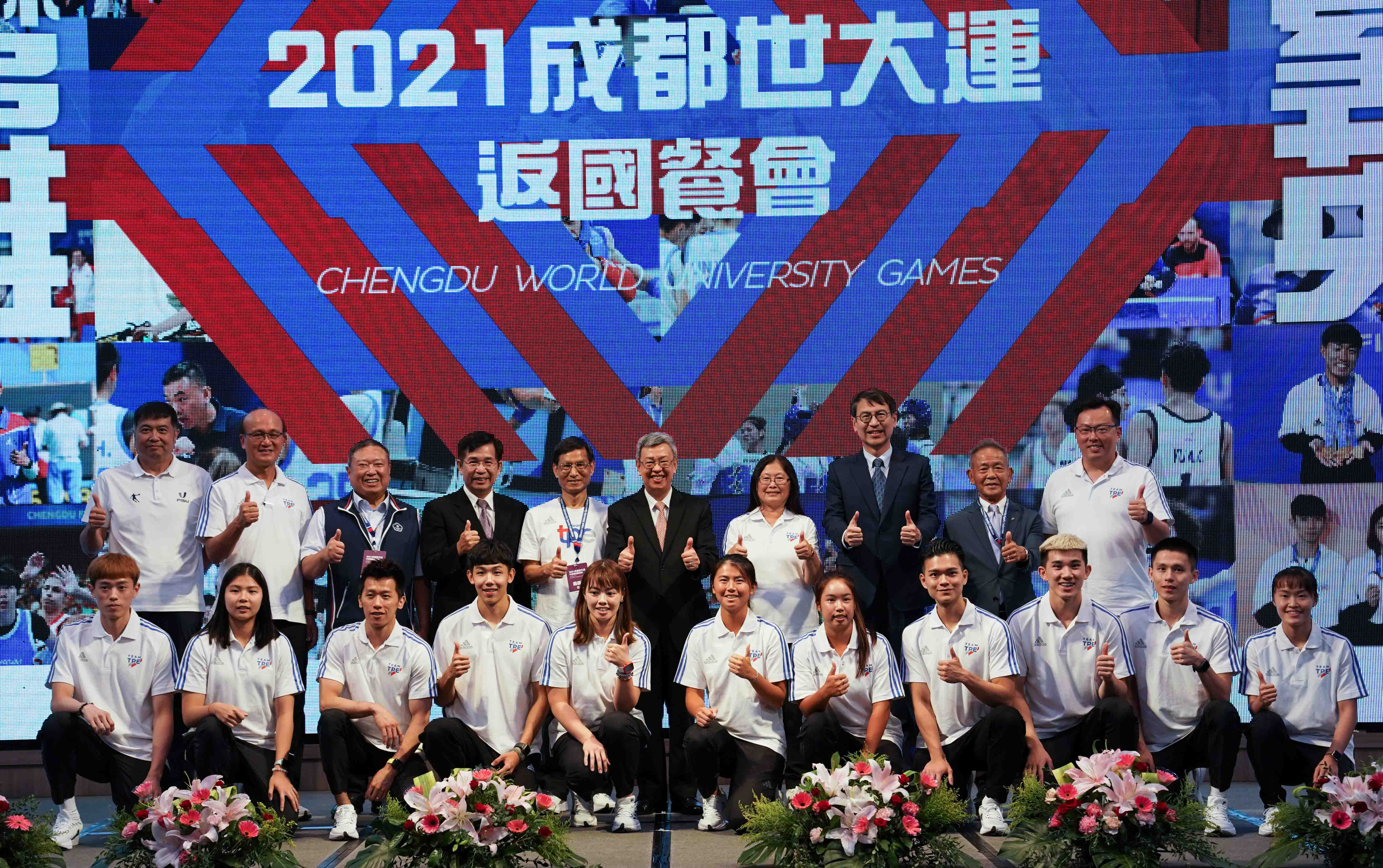 (圖)Premier Chen Chien-jen (secondrow middle) pictured together with gold medalists at the gratitude lunch after Chinese Taipei’s delegation returned from the Chengdu Universiade.